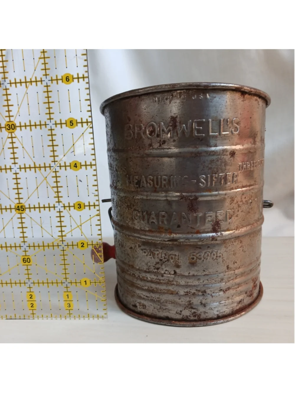 Bromwell’s 5 Cup Primitive Sifter Measuring Red Wood Crank Handle Flour Vtg USA